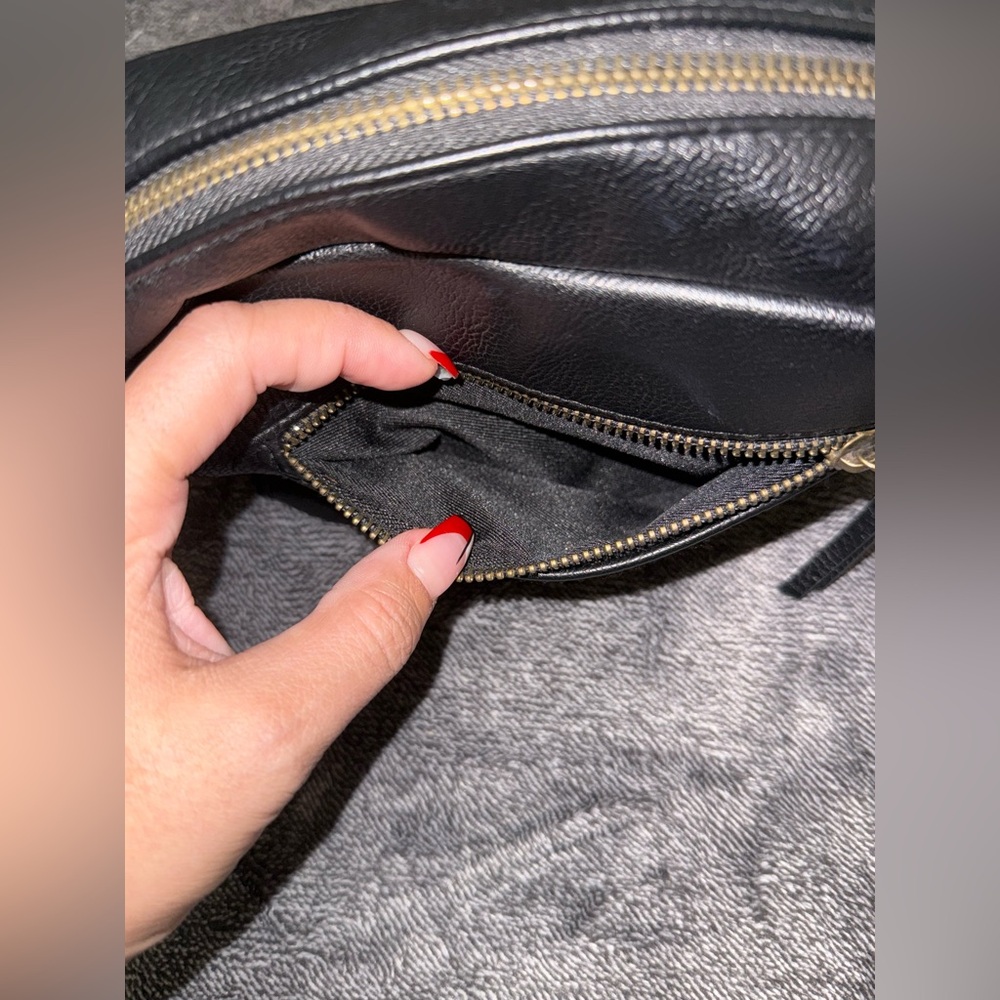 Universal Thread Black Crossbody Bag - Picture 5 of 9